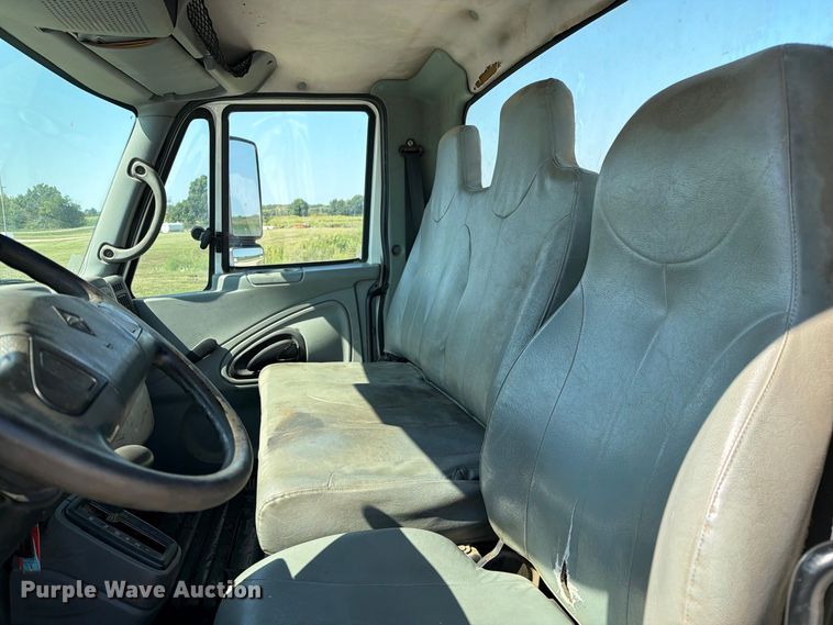 image for item DZ4720 2003 International 4300 truck cab and chassis