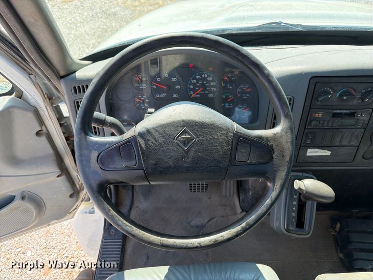 image for item DZ4720 2003 International 4300 truck cab and chassis