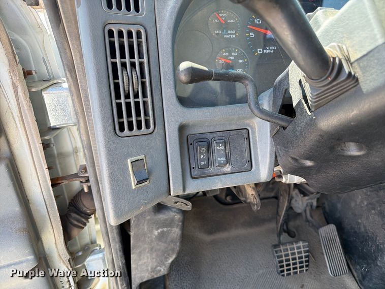 image for item DZ4720 2003 International 4300 truck cab and chassis