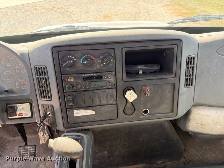 image for item DZ4720 2003 International 4300 truck cab and chassis