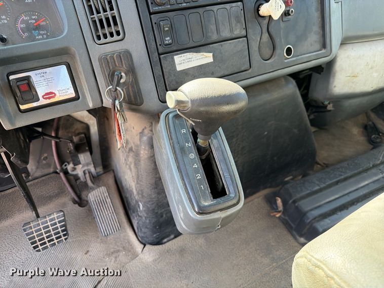 image for item DZ4720 2003 International 4300 truck cab and chassis