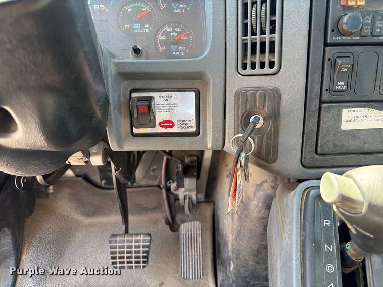 image for item DZ4720 2003 International 4300 truck cab and chassis