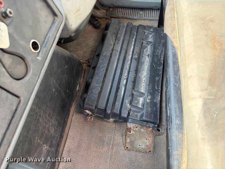 image for item DZ4720 2003 International 4300 truck cab and chassis