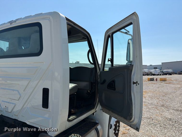image for item DZ4720 2003 International 4300 truck cab and chassis