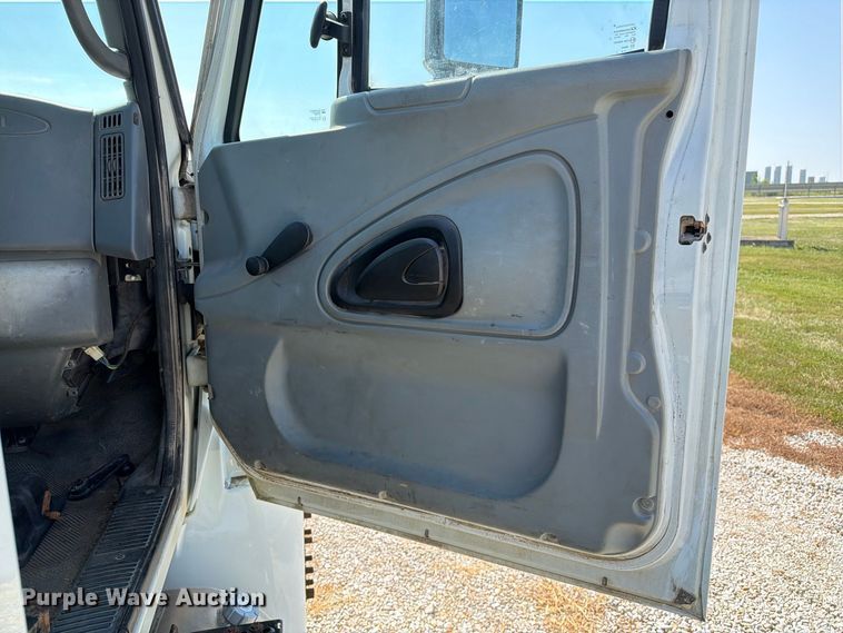 image for item DZ4720 2003 International 4300 truck cab and chassis