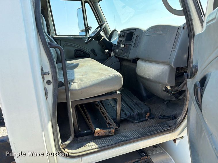 image for item DZ4720 2003 International 4300 truck cab and chassis