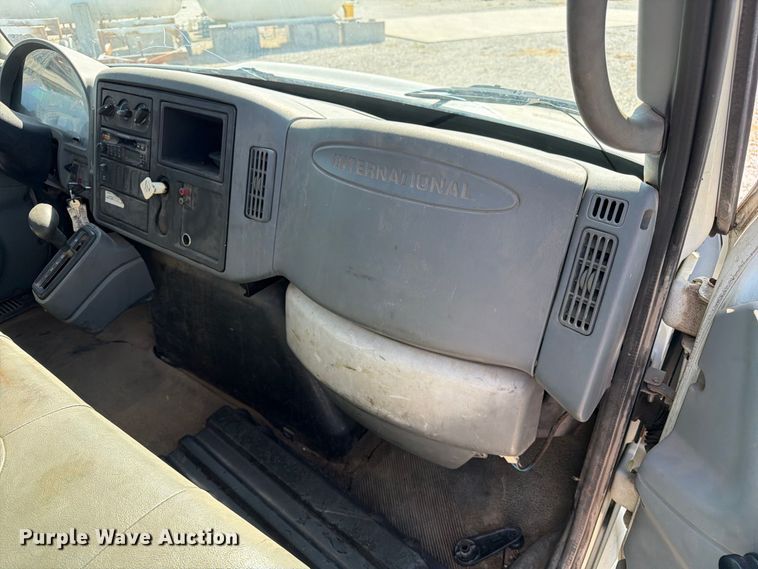 image for item DZ4720 2003 International 4300 truck cab and chassis