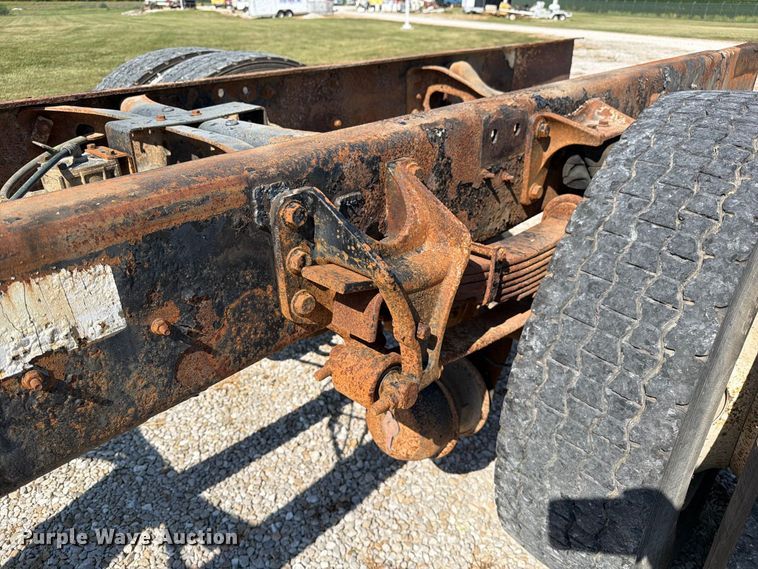 image for item DZ4720 2003 International 4300 truck cab and chassis
