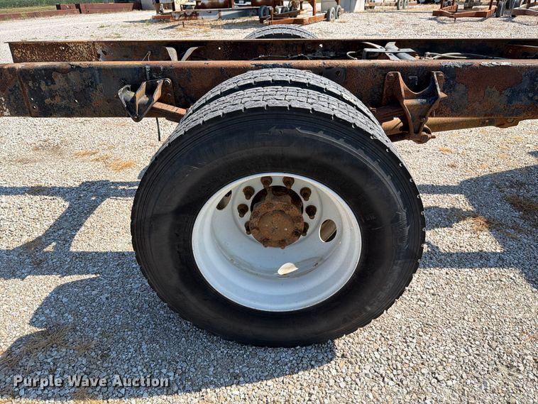 image for item DZ4720 2003 International 4300 truck cab and chassis