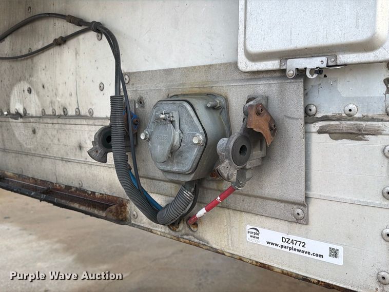 image for item DZ4772 2004 Utility VS2RA refrigerated van trailer