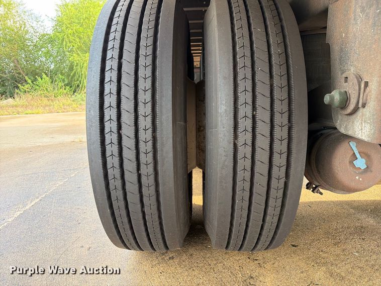 image for item DZ4772 2004 Utility VS2RA refrigerated van trailer