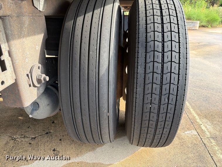image for item DZ4772 2004 Utility VS2RA refrigerated van trailer
