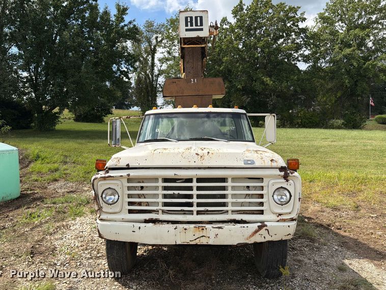 image for item DZ4825 1979 Ford F800 crane truck