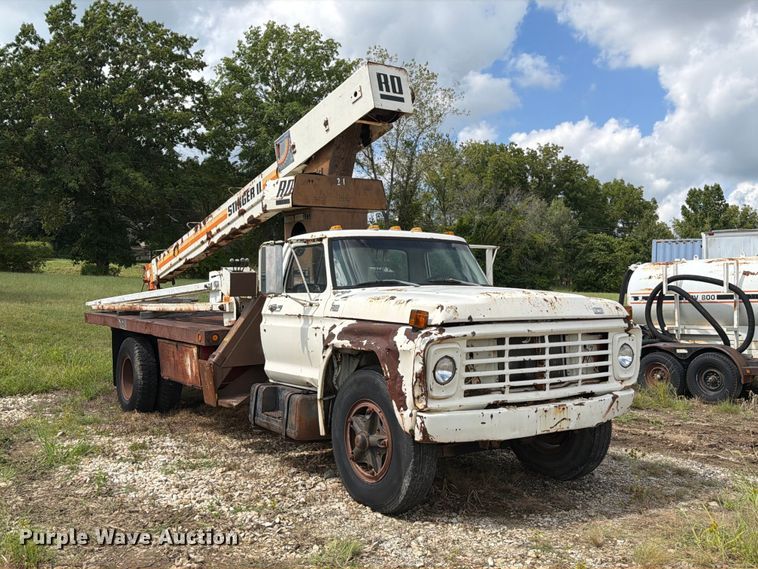 image for item DZ4825 1979 Ford F800 crane truck