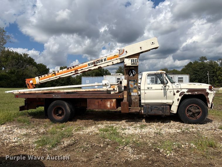 image for item DZ4825 1979 Ford F800 crane truck