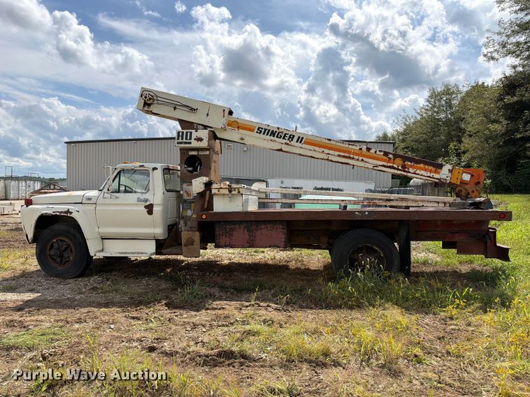 image for item DZ4825 1979 Ford F800 crane truck