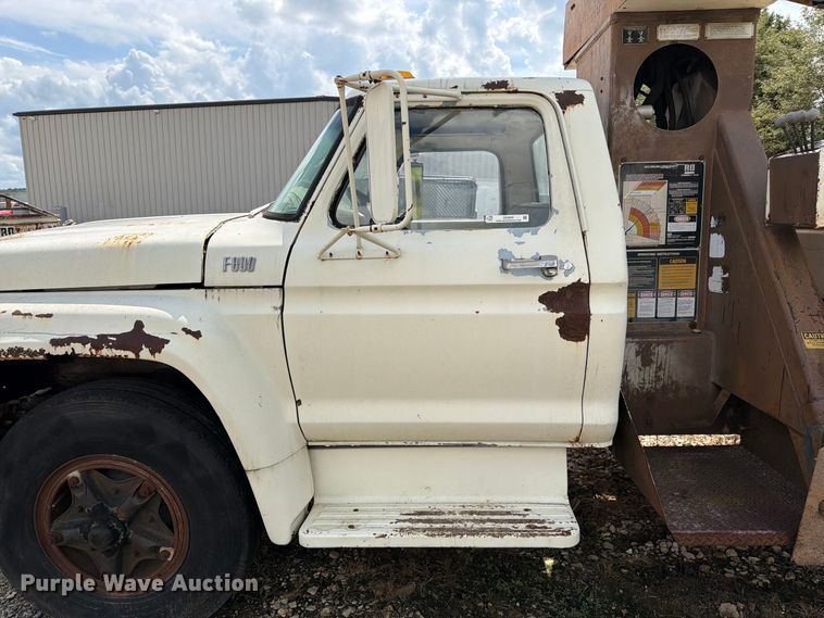 image for item DZ4825 1979 Ford F800 crane truck