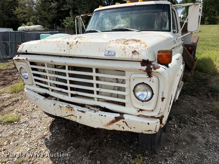 image for item DZ4825 1979 Ford F800 crane truck