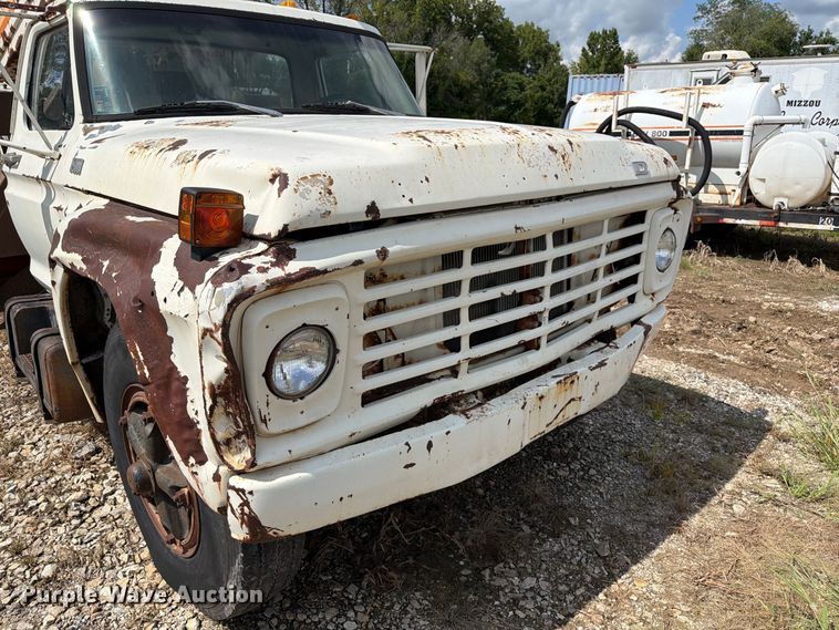 image for item DZ4825 1979 Ford F800 crane truck