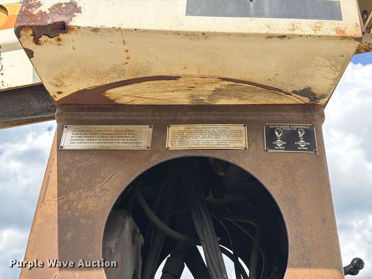 image for item DZ4825 1979 Ford F800 crane truck