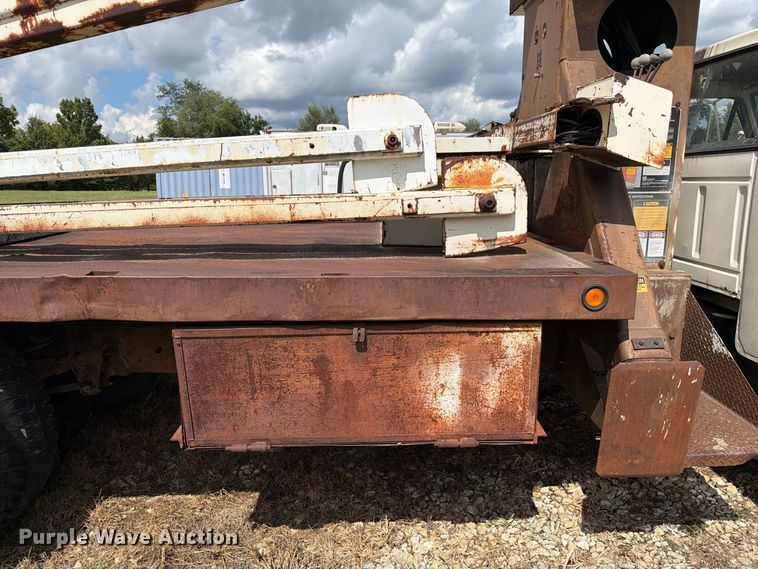 image for item DZ4825 1979 Ford F800 crane truck