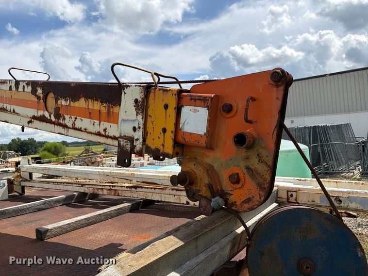 image for item DZ4825 1979 Ford F800 crane truck