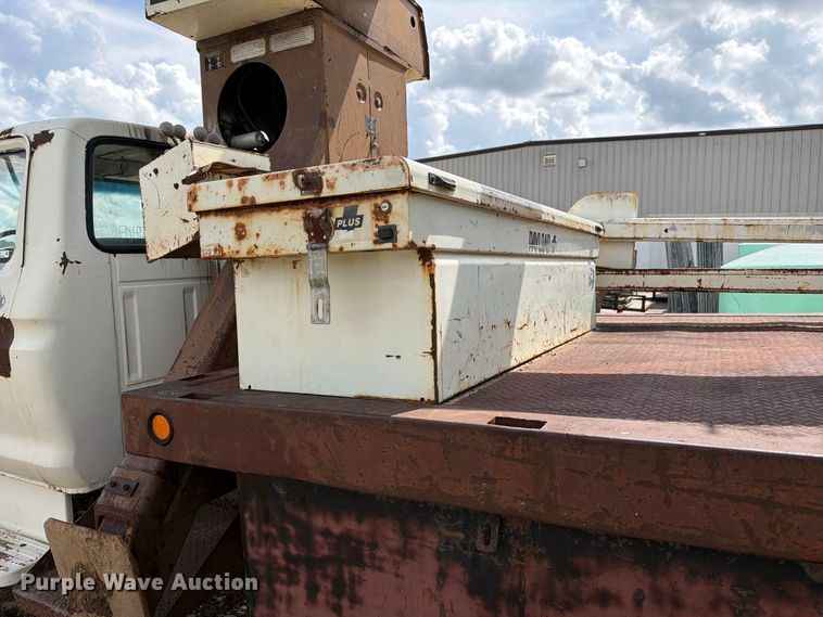 image for item DZ4825 1979 Ford F800 crane truck