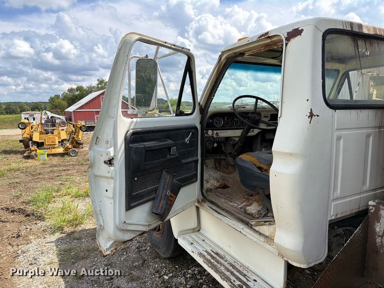 image for item DZ4825 1979 Ford F800 crane truck