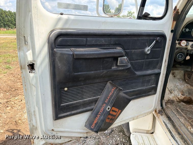 image for item DZ4825 1979 Ford F800 crane truck