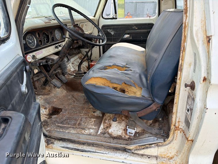 image for item DZ4825 1979 Ford F800 crane truck