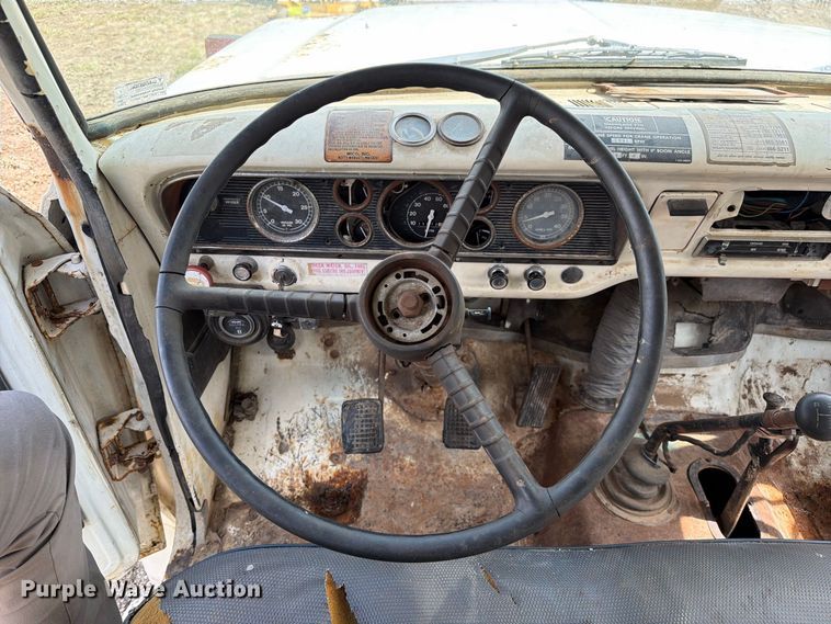 image for item DZ4825 1979 Ford F800 crane truck