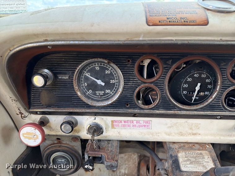 image for item DZ4825 1979 Ford F800 crane truck
