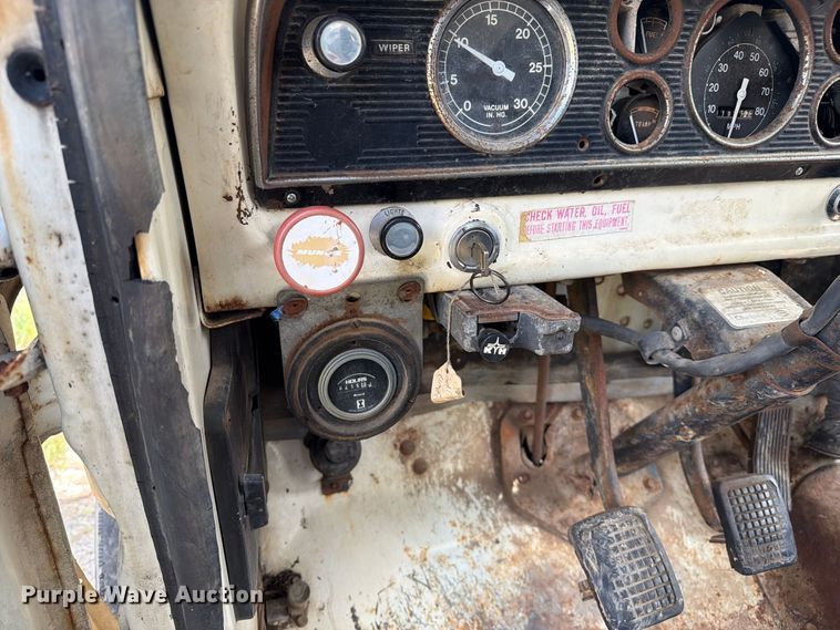 image for item DZ4825 1979 Ford F800 crane truck