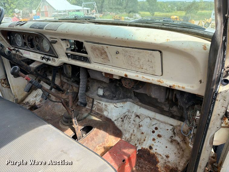 image for item DZ4825 1979 Ford F800 crane truck