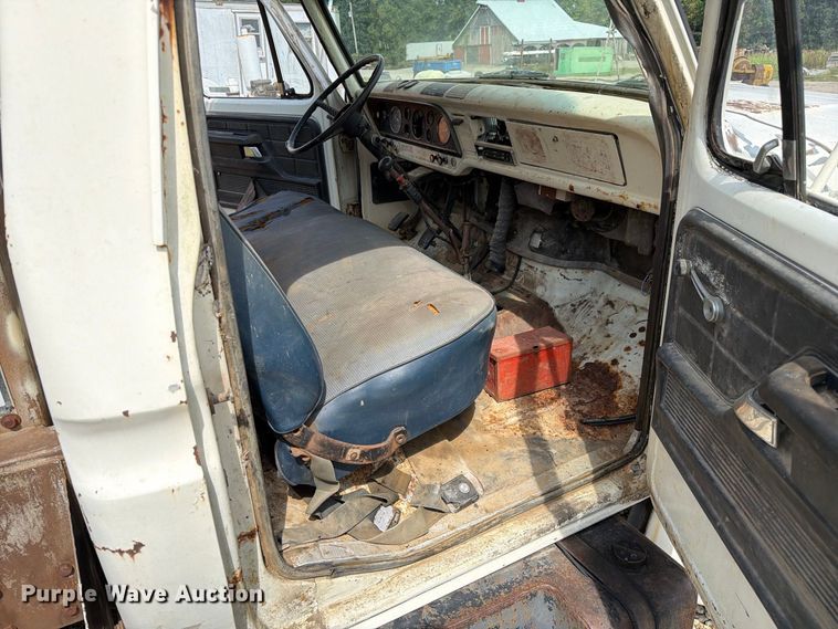 image for item DZ4825 1979 Ford F800 crane truck