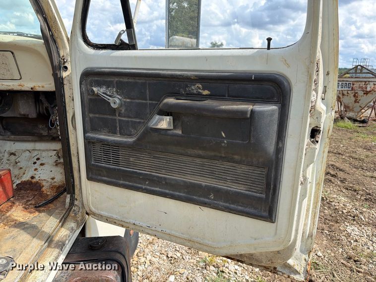 image for item DZ4825 1979 Ford F800 crane truck