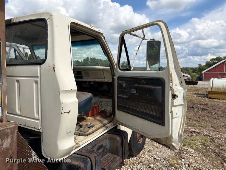 image for item DZ4825 1979 Ford F800 crane truck
