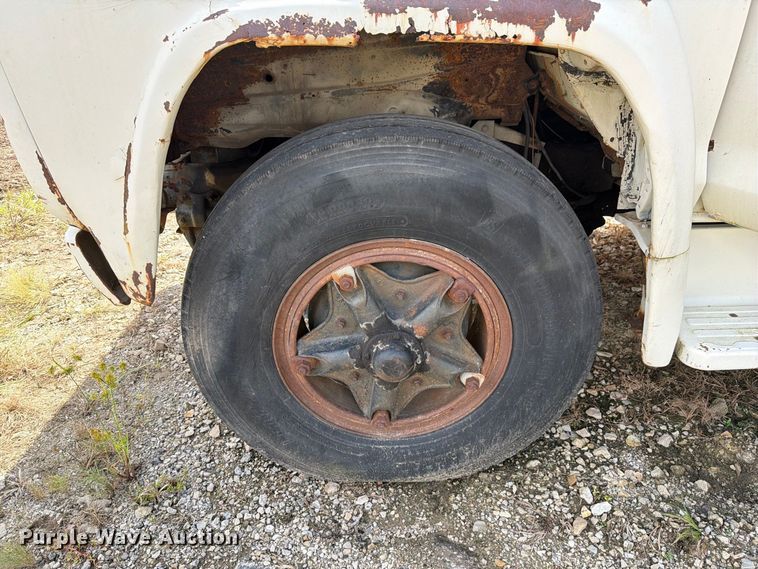 image for item DZ4825 1979 Ford F800 crane truck
