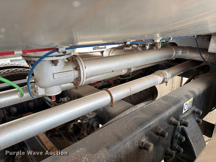 image for item EA7331 2003 Peterbilt 330 fuel truck