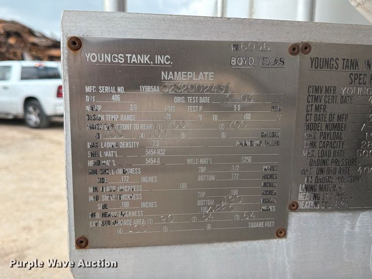 image for item EA7331 2003 Peterbilt 330 fuel truck