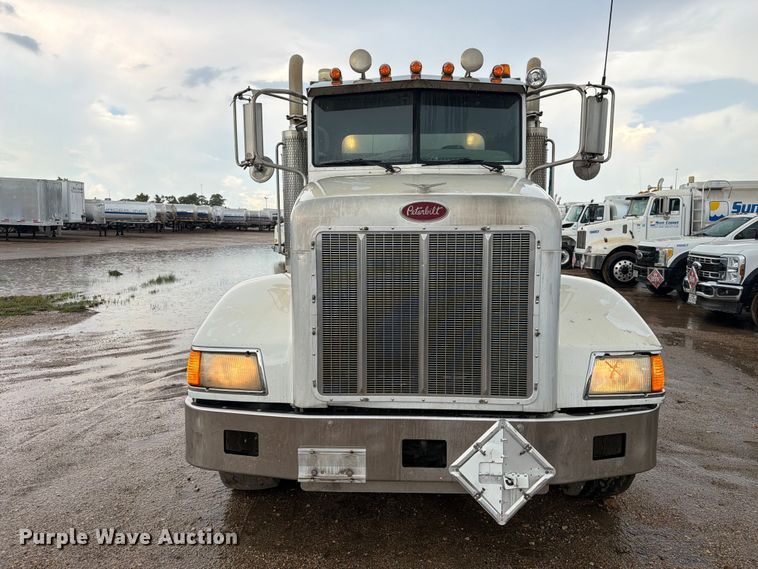 image for item EA7332 2007 Peterbilt 385 fuel / lube truck