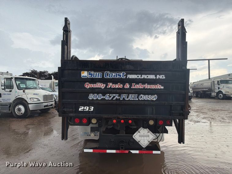 image for item EA7332 2007 Peterbilt 385 fuel / lube truck