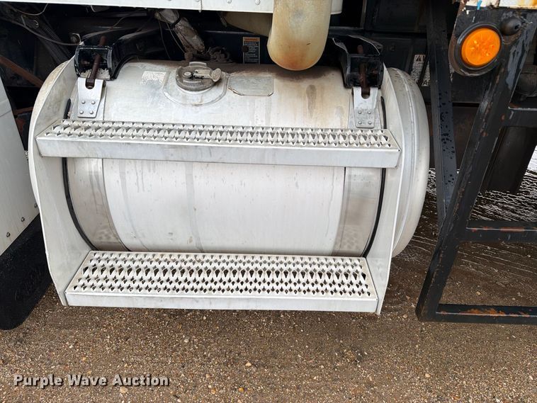 image for item EA7332 2007 Peterbilt 385 fuel / lube truck