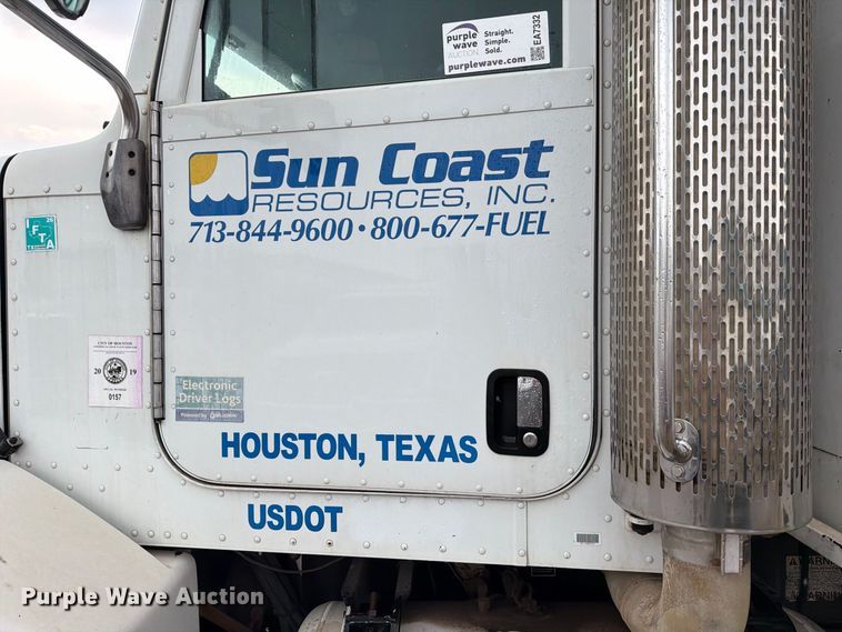 image for item EA7332 2007 Peterbilt 385 fuel / lube truck