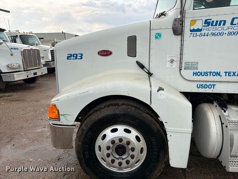 image for item EA7332 2007 Peterbilt 385 fuel / lube truck