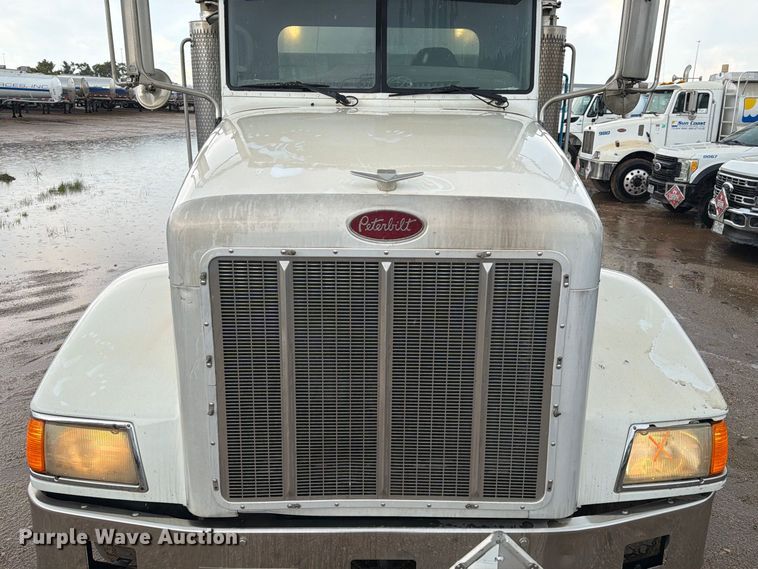 image for item EA7332 2007 Peterbilt 385 fuel / lube truck