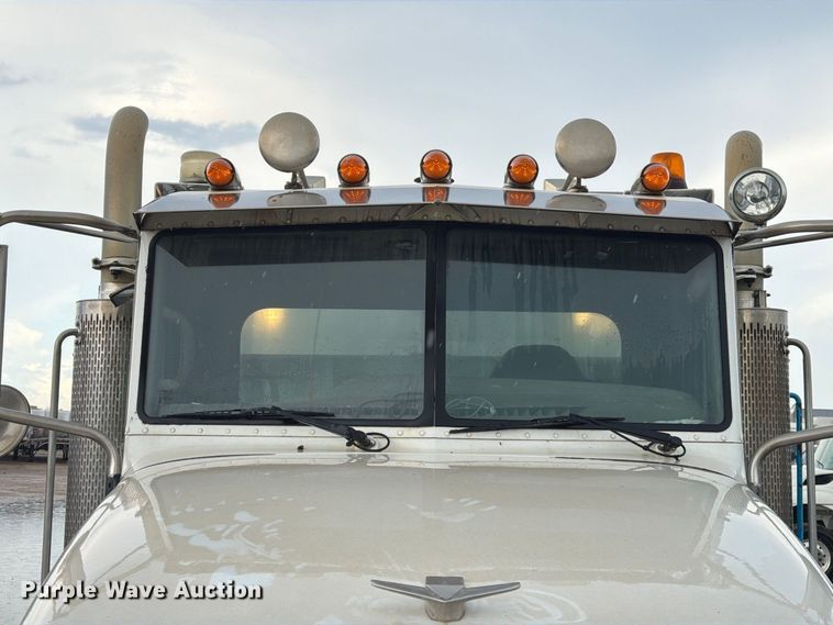 image for item EA7332 2007 Peterbilt 385 fuel / lube truck