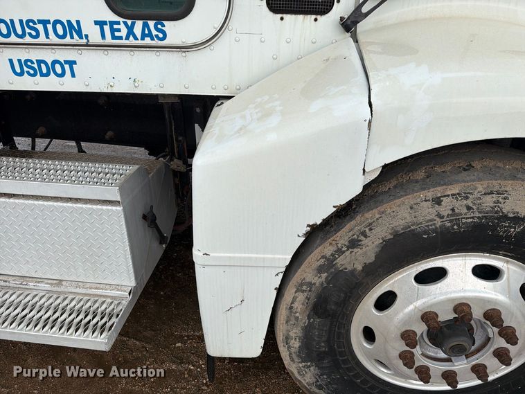 image for item EA7332 2007 Peterbilt 385 fuel / lube truck