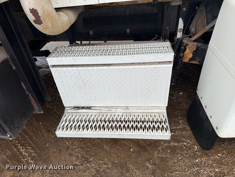 image for item EA7332 2007 Peterbilt 385 fuel / lube truck