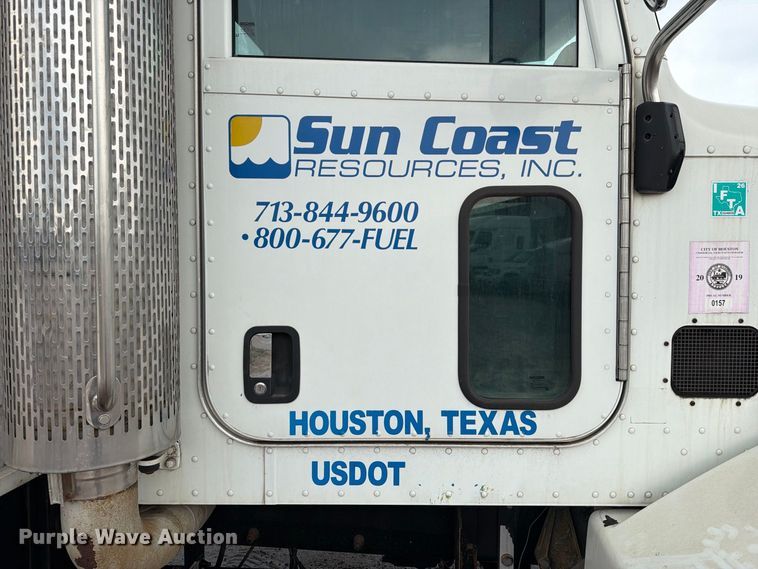 image for item EA7332 2007 Peterbilt 385 fuel / lube truck